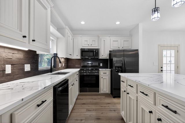 1086 S Hood Street, Alvin, TX 77511