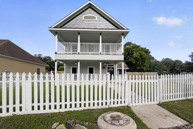 1086 S Hood Street, Alvin, TX 77511