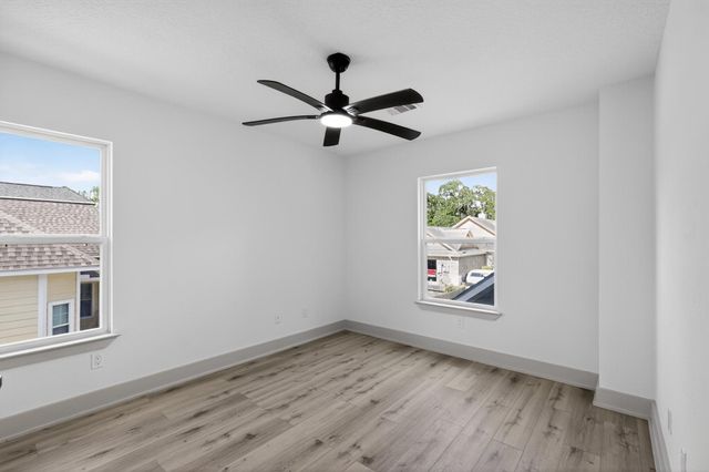 1086 S Hood Street, Alvin, TX 77511