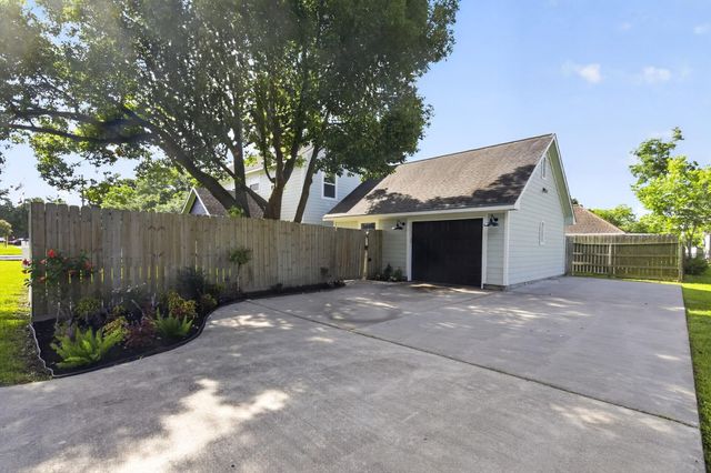1086 S Hood Street, Alvin, TX 77511