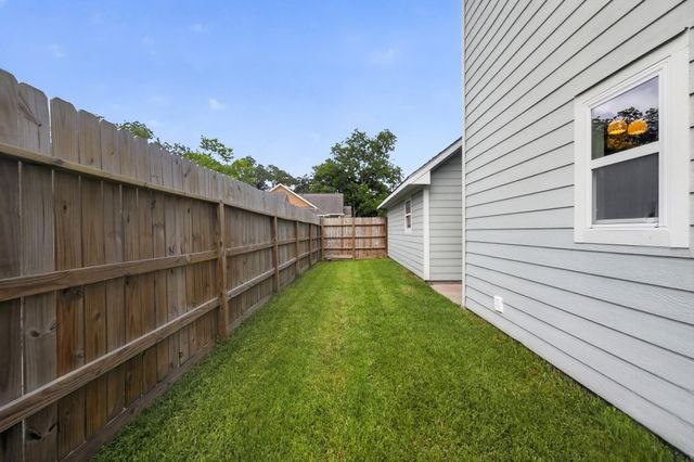1086 S Hood Street, Alvin, TX 77511