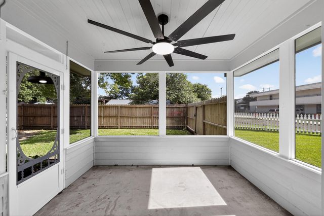 1086 S Hood Street, Alvin, TX 77511