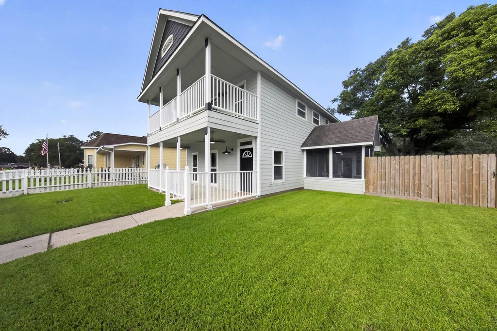 1086 S Hood Street, Alvin, TX 77511
