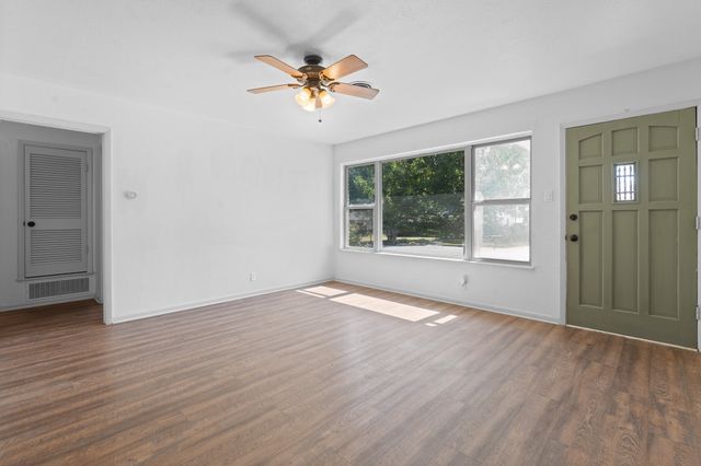 107 Hilltop Drive, Grandview, TX 76050