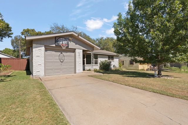 107 Hilltop Drive, Grandview, TX 76050