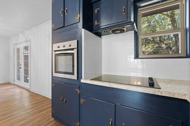 107 Hilltop Drive, Grandview, TX 76050