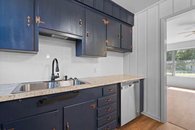 107 Hilltop Drive, Grandview, TX 76050