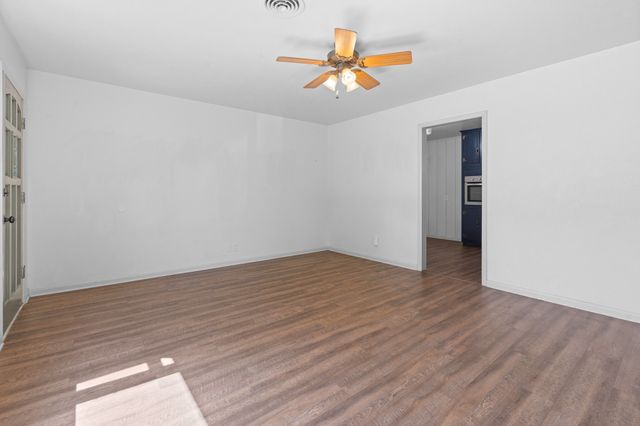 107 Hilltop Drive, Grandview, TX 76050