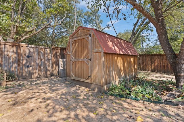 107 Hilltop Drive, Grandview, TX 76050