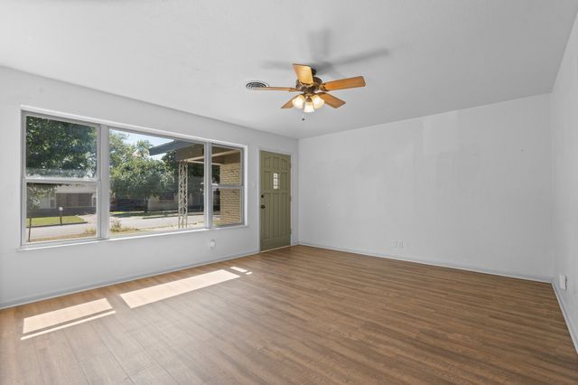 107 Hilltop Drive, Grandview, TX 76050