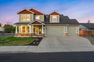 2228 NW 22nd Street, Redmond, OR 97756