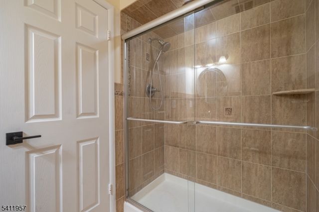 127 Oakmont Ct, Edison Twp., NJ 08820