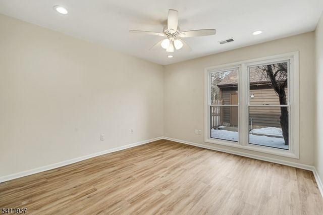 127 Oakmont Ct, Edison Twp., NJ 08820