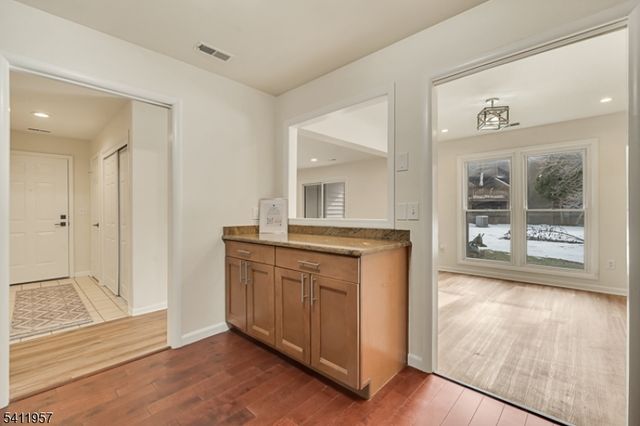 127 Oakmont Ct, Edison Twp., NJ 08820