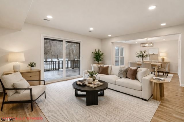 127 Oakmont Ct, Edison Twp., NJ 08820