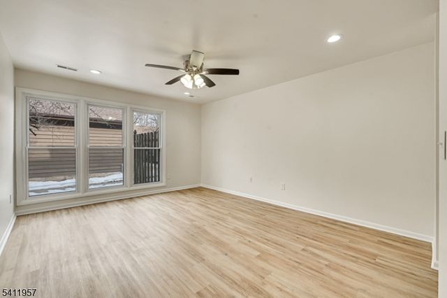 127 Oakmont Ct, Edison Twp., NJ 08820