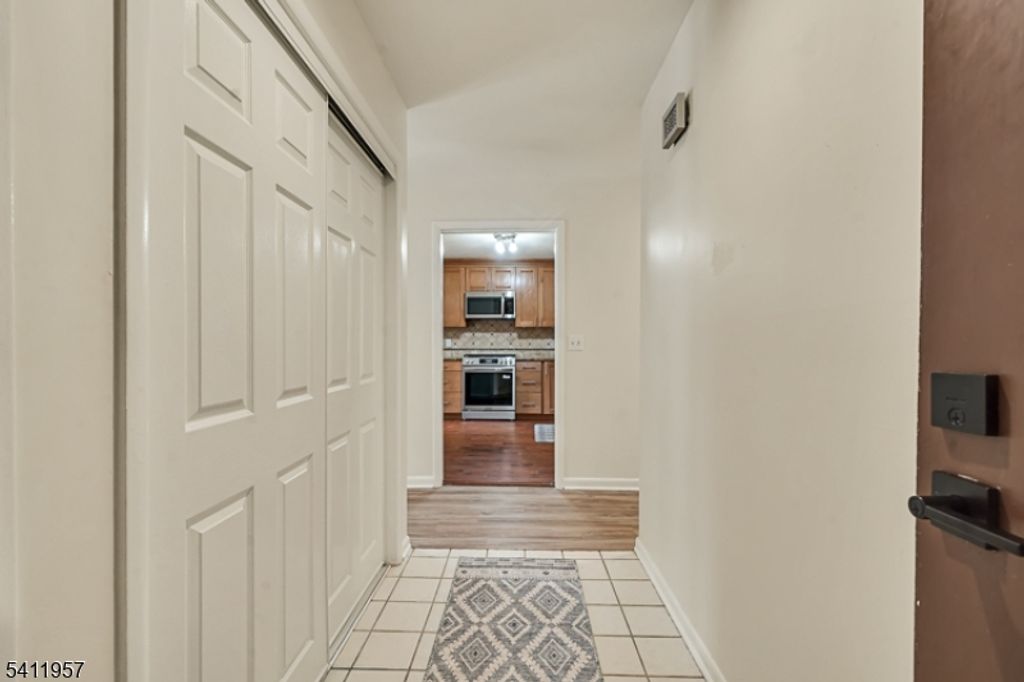 127 Oakmont Ct, Edison Twp., NJ 08820