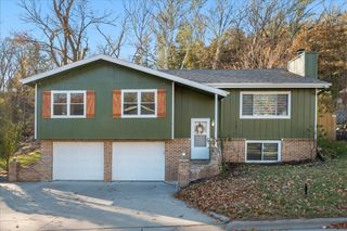 902 VALLEY Drive, Crescent, IA 51526
