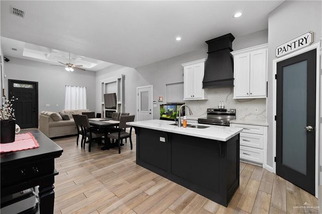 732 N Kika De La Garza Boulevard, La Joya, TX 78560