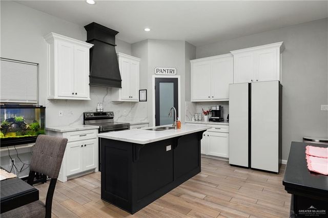 732 N Kika De La Garza Boulevard, La Joya, TX 78560