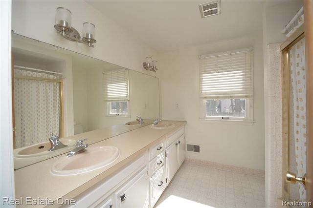 1811 Campus Court, Rochester Hills, MI 48309