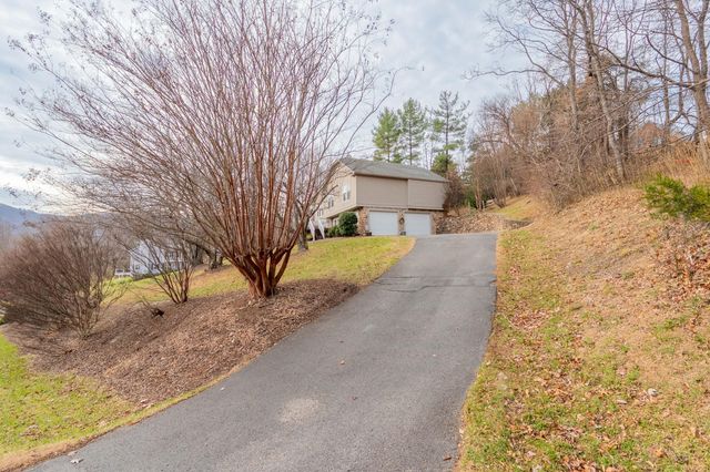 8011 Cedar Edge RD, Roanoke, VA 24018