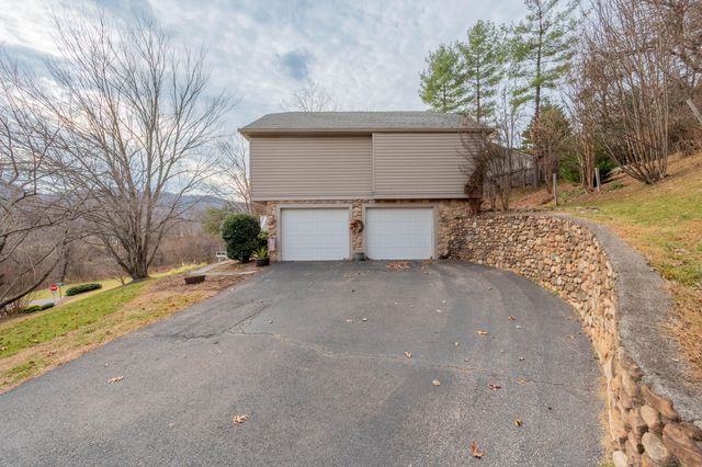 8011 Cedar Edge RD, Roanoke, VA 24018