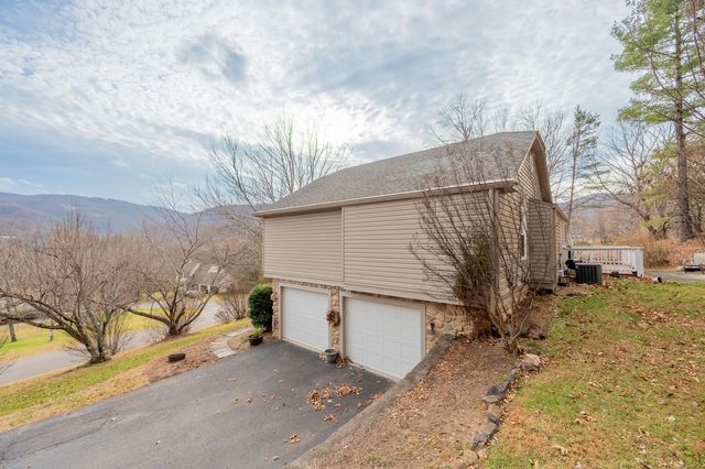 8011 Cedar Edge RD, Roanoke, VA 24018