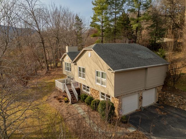 8011 Cedar Edge RD, Roanoke, VA 24018