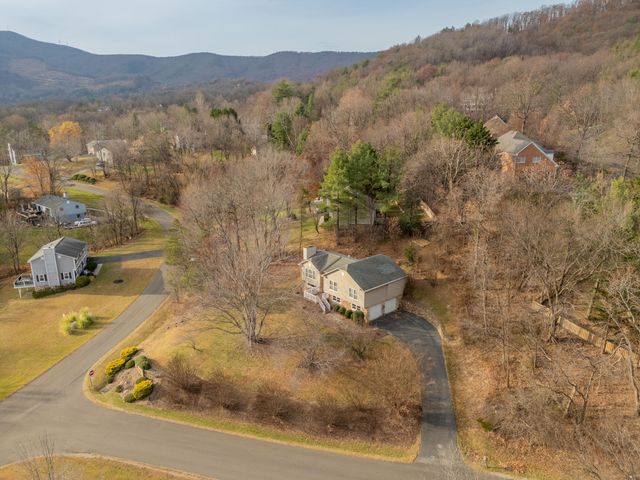 8011 Cedar Edge RD, Roanoke, VA 24018