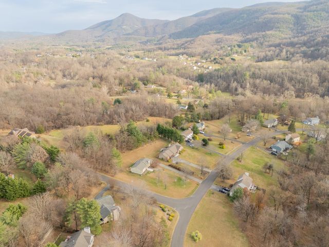 8011 Cedar Edge RD, Roanoke, VA 24018