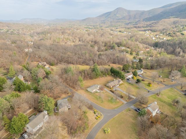 8011 Cedar Edge RD, Roanoke, VA 24018