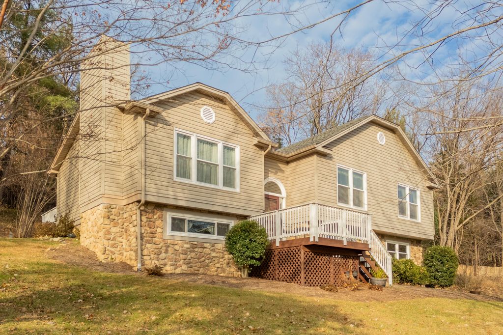 8011 Cedar Edge RD, Roanoke, VA 24018