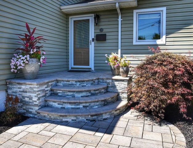 23 Biltmore Boulevard, Massapequa, NY 11758