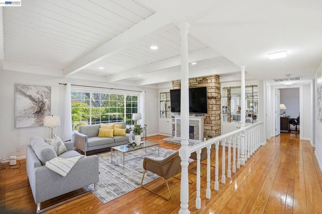 15 Sequoyah View Ct, Oakland, CA 94605