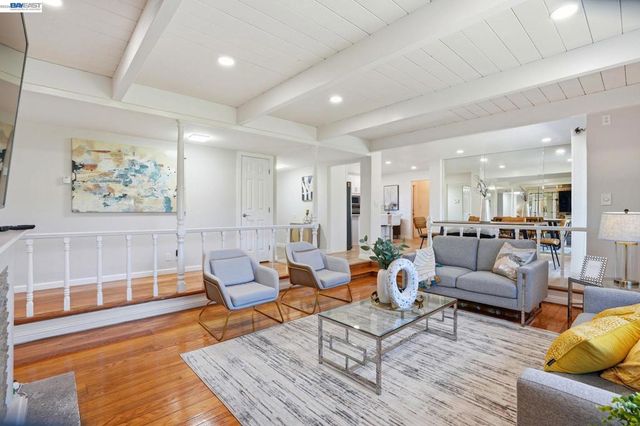 15 Sequoyah View Ct, Oakland, CA 94605