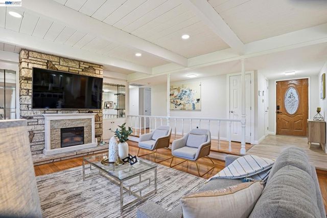 15 Sequoyah View Ct, Oakland, CA 94605