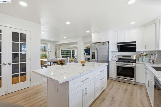 15 Sequoyah View Ct, Oakland, CA 94605