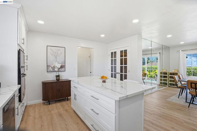 15 Sequoyah View Ct, Oakland, CA 94605