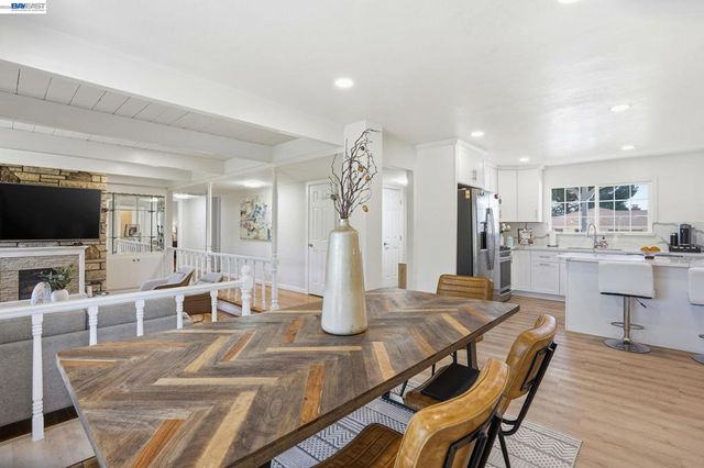 15 Sequoyah View Ct, Oakland, CA 94605