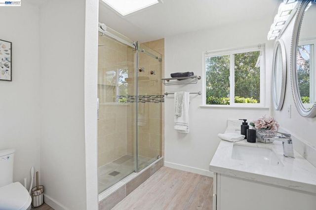 15 Sequoyah View Ct, Oakland, CA 94605