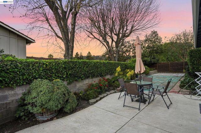 15 Sequoyah View Ct, Oakland, CA 94605