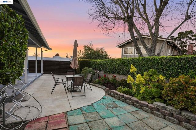 15 Sequoyah View Ct, Oakland, CA 94605