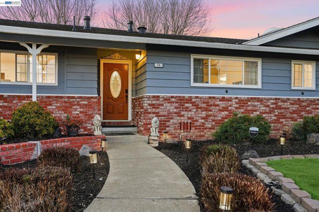 15 Sequoyah View Ct, Oakland, CA 94605