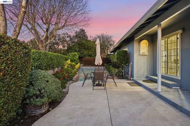 15 Sequoyah View Ct, Oakland, CA 94605