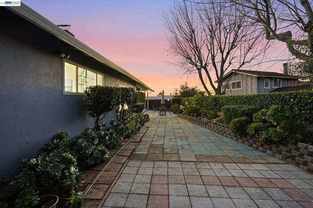 15 Sequoyah View Ct, Oakland, CA 94605