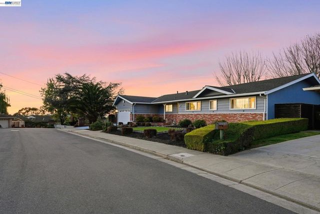 15 Sequoyah View Ct, Oakland, CA 94605