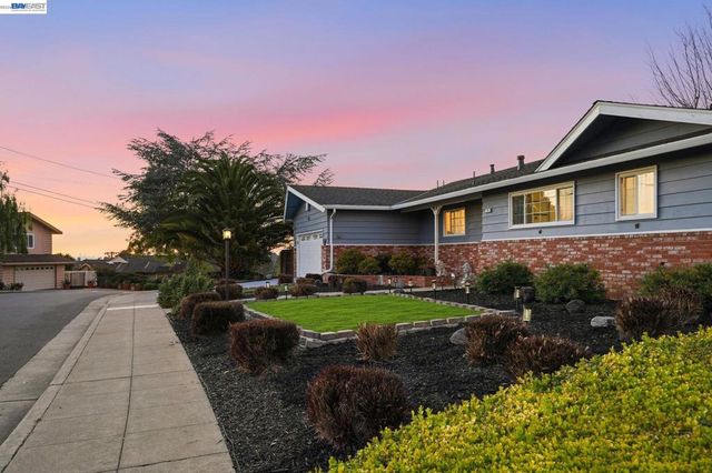 15 Sequoyah View Ct, Oakland, CA 94605