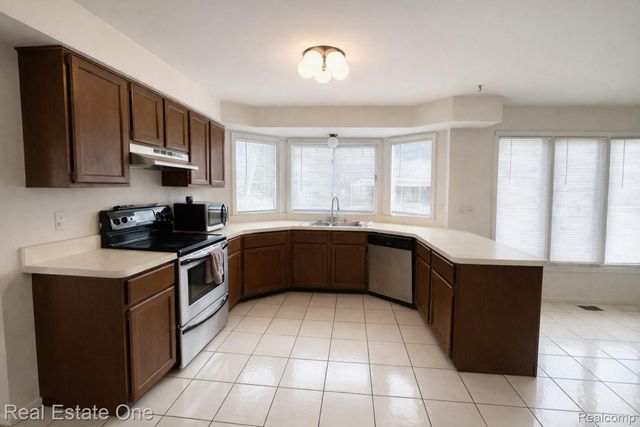 854 River Bend Drive, Rochester Hills, MI 48307