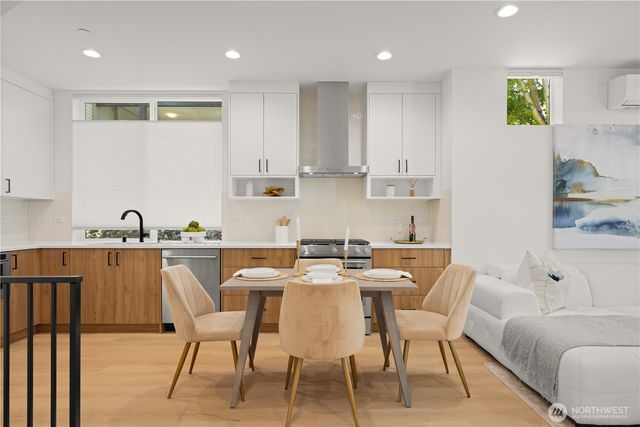 955 N 35th Street, Seattle, WA 98103